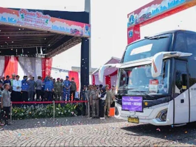 Ratusan pemudik diberangkatkan secara gratis dari kawasan Monumen Nasional dalam program kolaborasi antara brand kecantikan OMG dan Dinas Perhubungan Provinsi DKI Jakarta.
