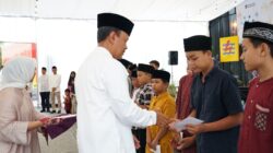 Direktur Utama PLN Nusantara Power Ruly Firmansyah menyerahkan santunan kepada perwakilan anak yatim dalam Program Berkah Nusantara yang merupakan bentuk kepedulian perusahaan kepada masyarakat di bulan Ramadan.