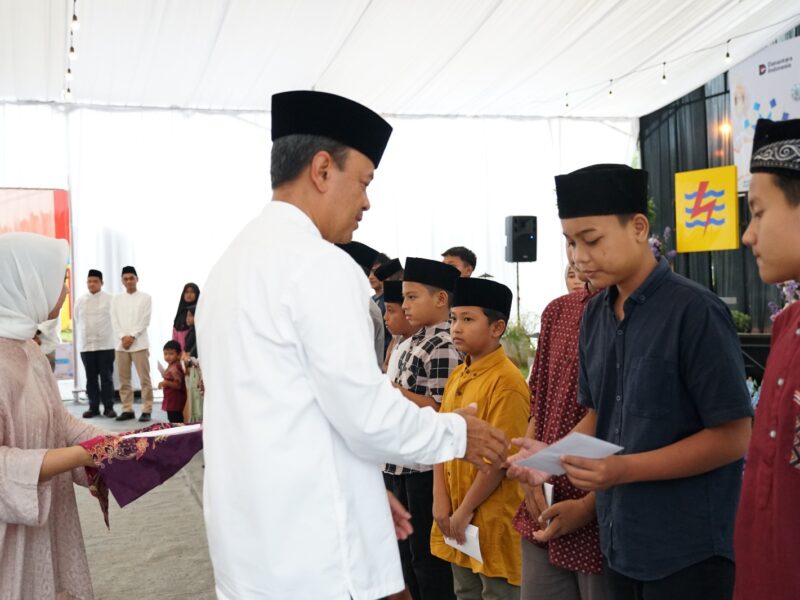 Direktur Utama PLN Nusantara Power Ruly Firmansyah menyerahkan santunan kepada perwakilan anak yatim dalam Program Berkah Nusantara yang merupakan bentuk kepedulian perusahaan kepada masyarakat di bulan Ramadan.