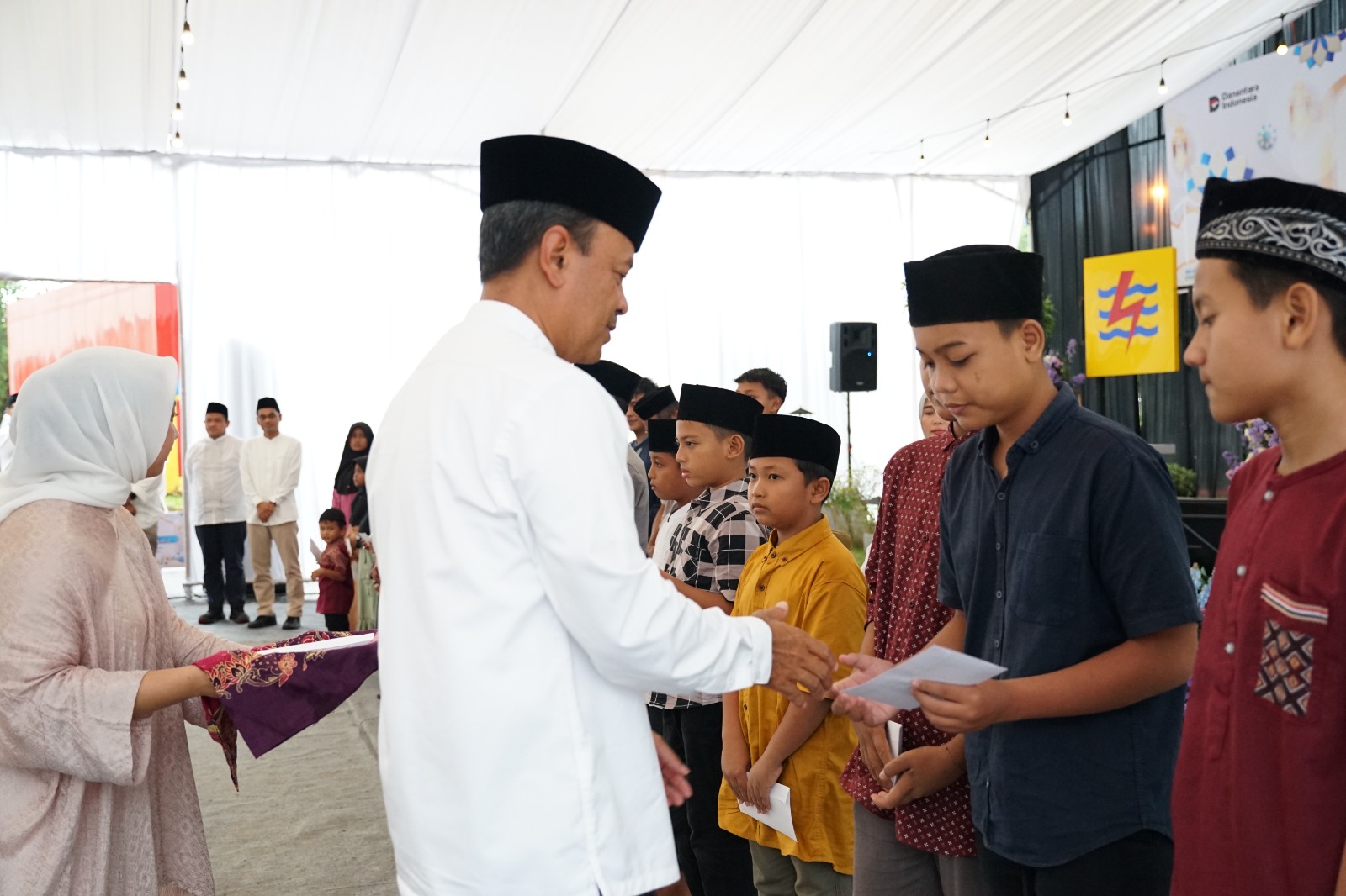 Direktur Utama PLN Nusantara Power Ruly Firmansyah menyerahkan santunan kepada perwakilan anak yatim dalam Program Berkah Nusantara yang merupakan bentuk kepedulian perusahaan kepada masyarakat di bulan Ramadan.