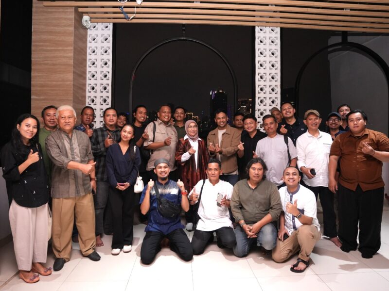 Ketua Umum KADIN DKI Jakarta Diana Dewi bersama para jurnalis. Foto: Ist