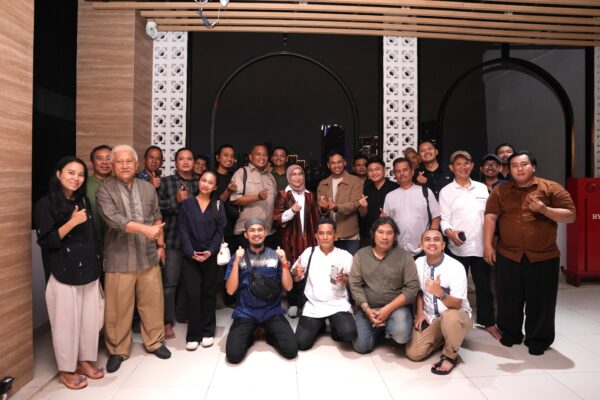 Ketua Umum KADIN DKI Jakarta Diana Dewi bersama para jurnalis. Foto: Ist