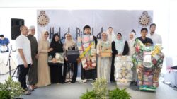 Diana Dewi menggelar acara halal bihalal bersama karyawan. Foto: Gema/PeluangNews