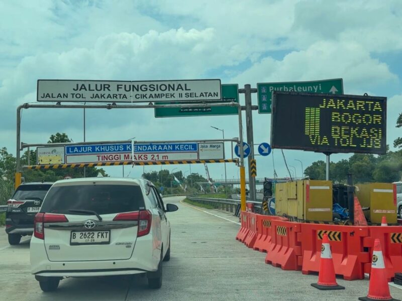 Pemerintah membuka secara fungsional Jalan Tol Jakarta–Cikampek (Japek) II Selatan sepanjang sekitar 52 kilometer.