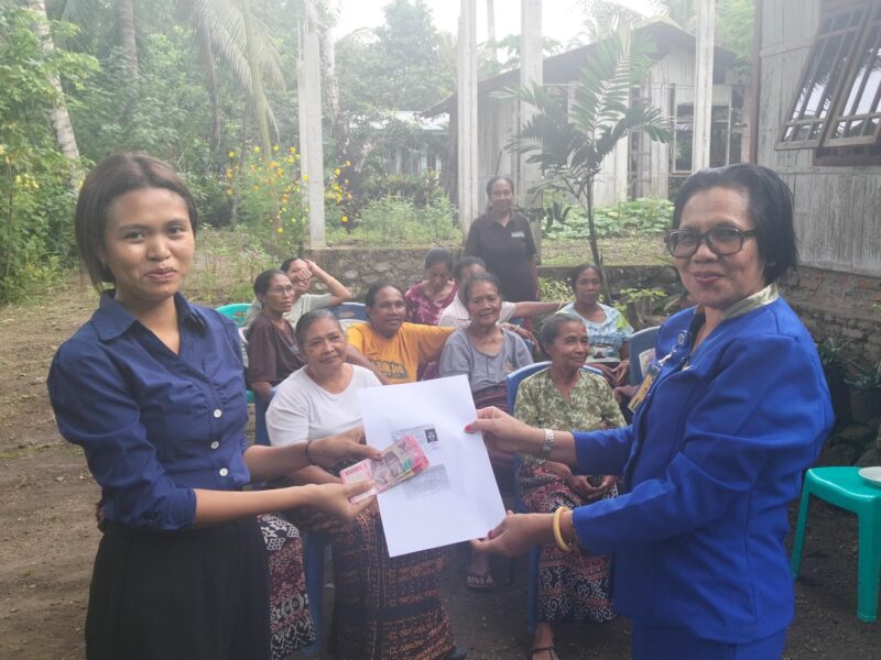 Beasiswa diserahkan oleh SPI KSP Kopdit Pintu Air Cabang Koting, Genoveva Leltakaeb kepada Maria Septiana Ayuningsih, seorang mahasiswi Institut Filsafat dan Teknologi Kreatif (IFTK) Ledalero.