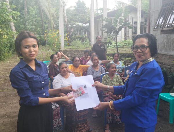 Beasiswa diserahkan oleh SPI KSP Kopdit Pintu Air Cabang Koting, Genoveva Leltakaeb kepada Maria Septiana Ayuningsih, seorang mahasiswi Institut Filsafat dan Teknologi Kreatif (IFTK) Ledalero. 