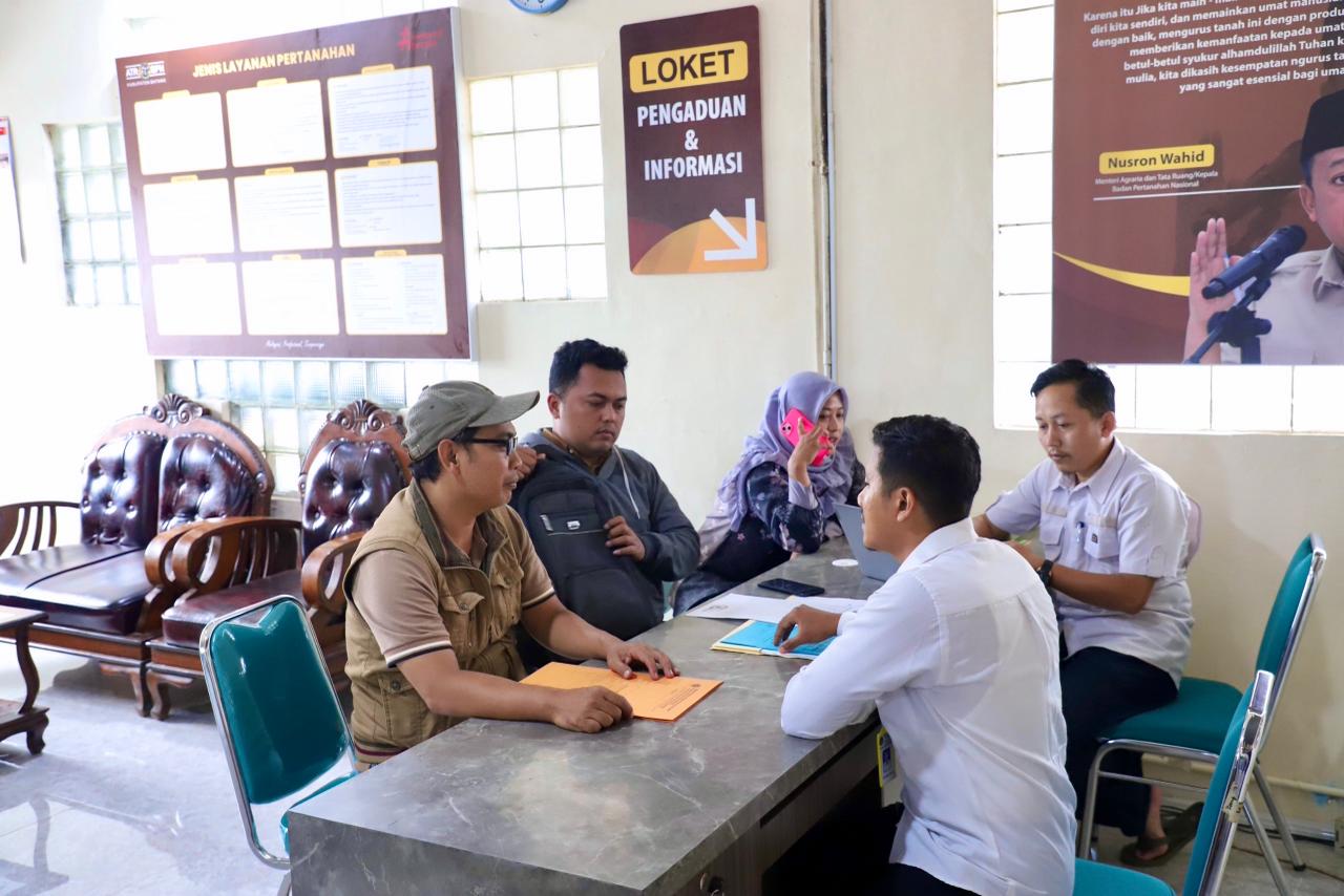 Kementerian Agraria dan Tata Ruang/Badan Pertanahan Nasional tetap membuka layanan pertanahan terbatas. 