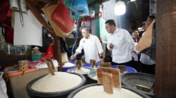 Mendag Budi Santoso bersama Menko Bidang Pangan Zulkifli Hasan meninjau harga bahan pokok di Pasar Minggu.