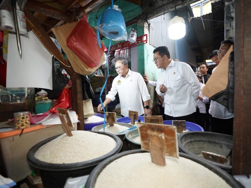 Mendag Budi Santoso bersama Menko Bidang Pangan Zulkifli Hasan meninjau harga bahan pokok di Pasar Minggu.