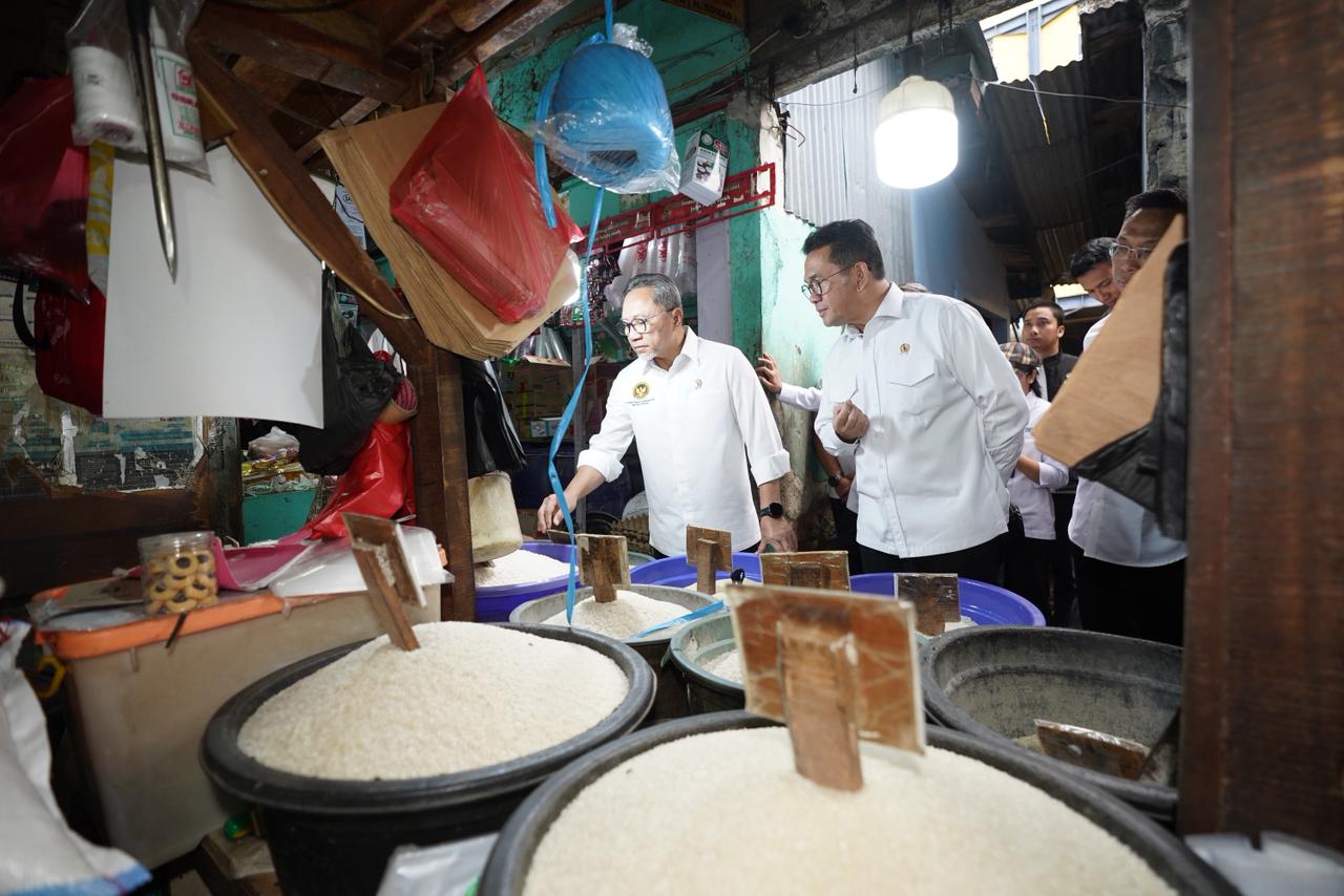 Mendag Budi Santoso bersama Menko Bidang Pangan Zulkifli Hasan meninjau harga bahan pokok di Pasar Minggu.