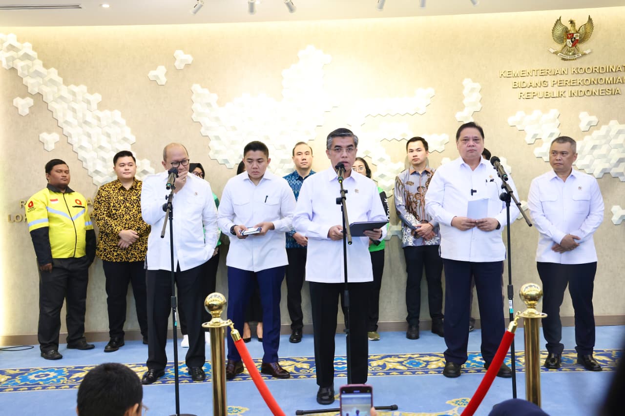 Menaker Yassierli dalam konferensi pers kebijakan Tunjangan Hari Raya dan BHR.