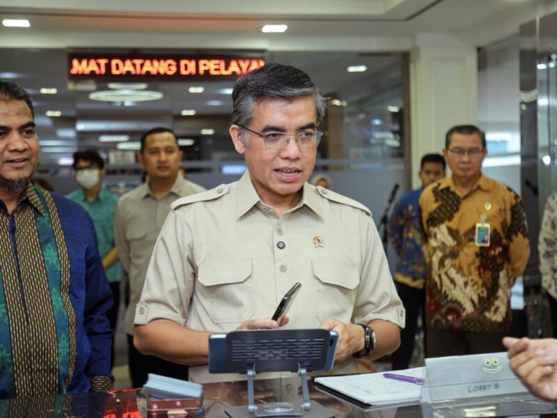 Menteri Ketenagakerjaan Yassierli meninjau langsung Posko Tunjangan Hari Raya (THR) dan Bonus Hari Raya (BHR) Keagamaan 2026 yang dibuka Kementerian Ketenagakerjaan (Kemnaker).