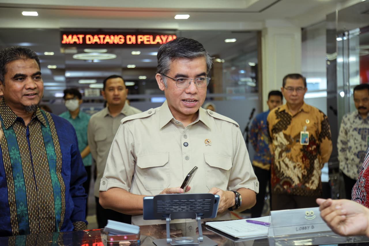 Menteri Ketenagakerjaan Yassierli meninjau langsung Posko Tunjangan Hari Raya (THR) dan Bonus Hari Raya (BHR) Keagamaan 2026 yang dibuka Kementerian Ketenagakerjaan (Kemnaker).