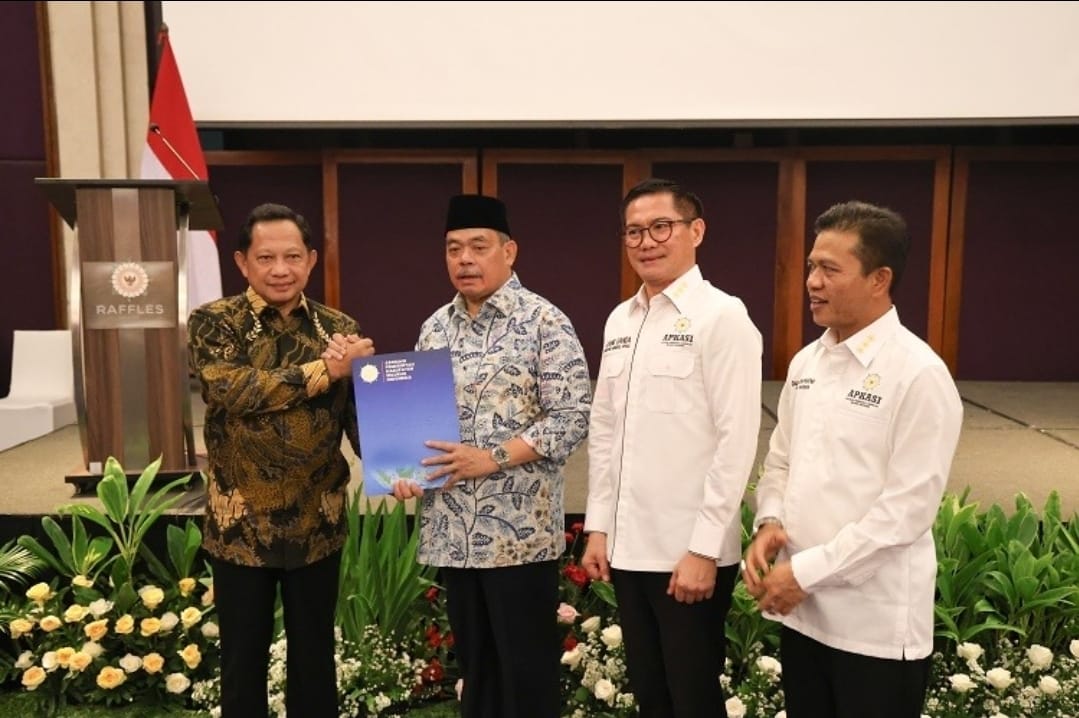 Asosiasi Pemerintah Kabupaten Seluruh Indonesia (Apkasi) menyerahkan 20 butir rekomendasi strategis hasil Rapat Kerja Nasional (Rakernas) XVII kepada pemerintah pusat.
