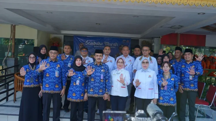 Tebus Sembako Murah yang digelar Kamar Dagang dan Industri Indonesia Provinsi DKI Jakarta di sejumlah wilayah ibu kota. 