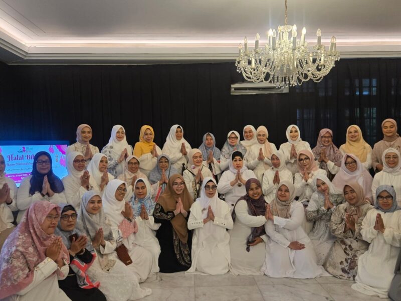 Ikatan Muslimah Inspiratif Indonesia (IMII) bersama Dewi Motik. Foto: Peluang