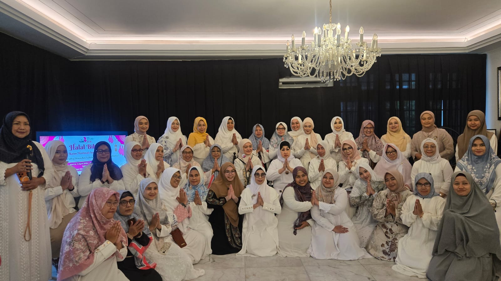 Ikatan Muslimah Inspiratif Indonesia (IMII) bersama Dewi Motik. Foto: Peluang