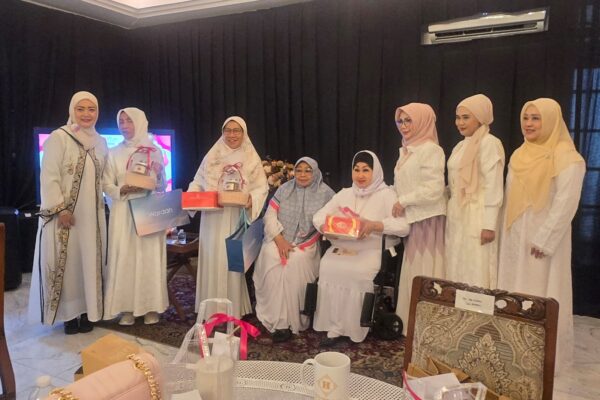 Para pengurus Ikatan Muslimah Inspiratif Indonesia (IMII) bersama Dewi Motik. Foto: Peluang