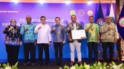 Menaker Yassierli menghadiri penandatanganan PKB ke-XXIV periode 2026–2028 antara manajemen PT Freeport Indonesia dan tiga serikat pekerja.