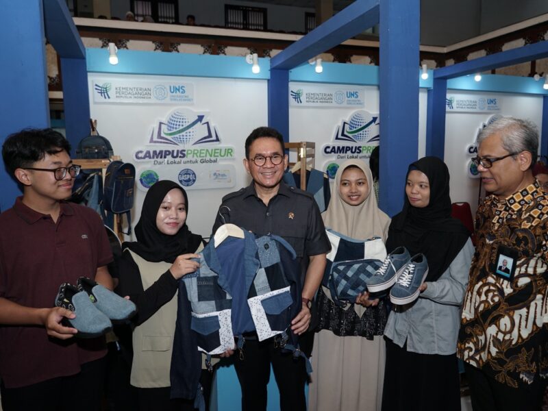 Mahasiswi UNS Sulap Jeans Bekas Jadi Bisnis Ramah Lingkungan