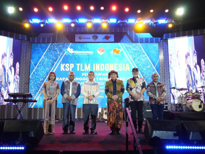 Menteri Koperasi Ferry Juliantono menutup agenda RAT KSP TLM Indonesia. Foto: Gema/Peluang