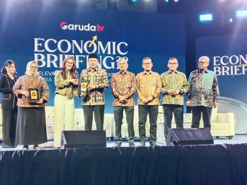 Menteri Koperasi Ferry Juliantono menerima plakat di acara Economic Briefing. Foto: Ratih/PeluangNews