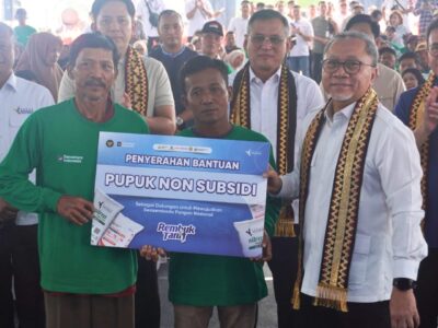 Menko Bidang Pangan Zulkifli Hasan memastikan stok pupuk nasional dalam kondisi aman di tengah tekanan konflik global dan kenaikan harga pupuk internasional. 
