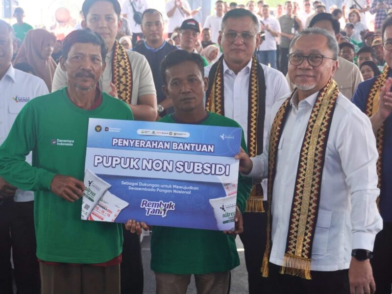 Keliling Sumatera, Zulhas Pastikan Stok Pupuk Aman