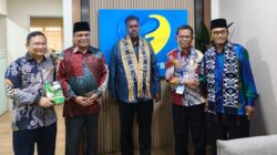 Selendang motif Dala Mawarani, hasil tenunan tangan anggota UMKM KSP Kopdit Pintu Air, ditetapkan sebagai cendramata favorit bagi para pengurus dan General Manager dari enam koperasi besar di Malaysia.