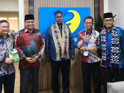 Selendang motif Dala Mawarani, hasil tenunan tangan anggota UMKM KSP Kopdit Pintu Air, ditetapkan sebagai cendramata favorit bagi para pengurus dan General Manager dari enam koperasi besar di Malaysia. 