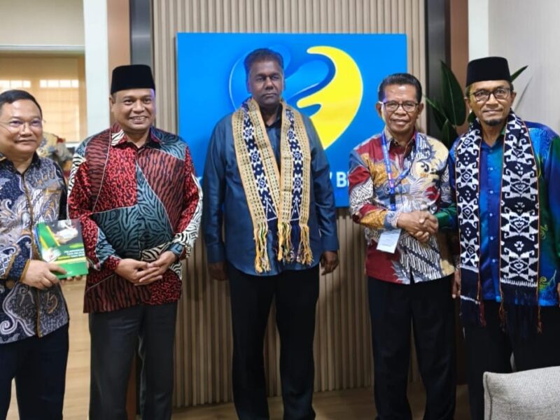 Selendang motif Dala Mawarani, hasil tenunan tangan anggota UMKM KSP Kopdit Pintu Air, ditetapkan sebagai cendramata favorit bagi para pengurus dan General Manager dari enam koperasi besar di Malaysia.
