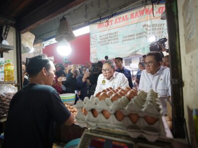 Menko Pangan Zulkifli Hasan dan Mendag Budi Santoso sidak ke pasar Palmerah. 