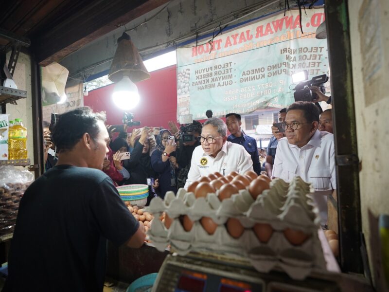 Menko Pangan Zulkifli Hasan dan Mendag Budi Santoso sidak ke pasar Palmerah.