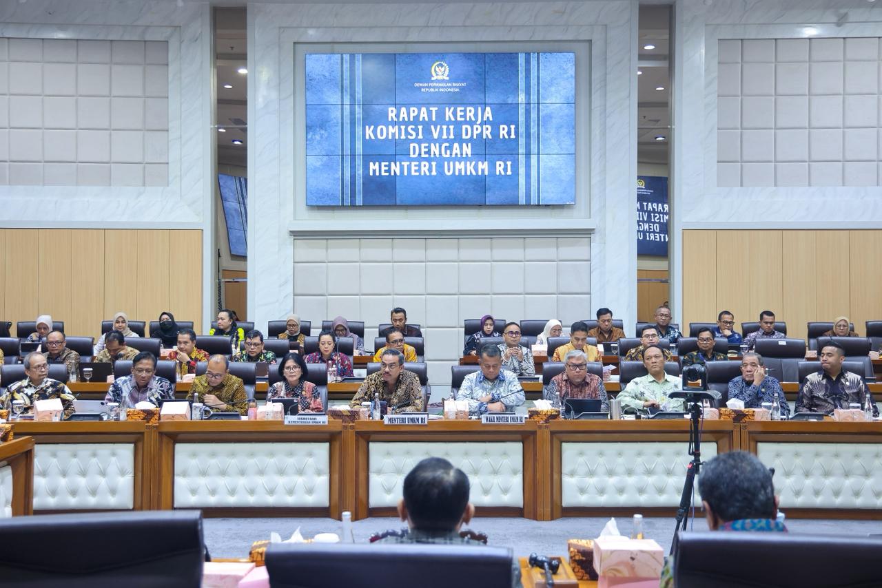 Menteri UMKM Maman Abdurrahman memaparkan capaian kinerja dan realisasi anggaran Kementerian UMKM sepanjang semester I 2026 dalam rapat kerja bersama Komisi VII DPR RI di Kompleks Parlemen, Senayan, Jakarta, Senin (18/5). Foto: Dok. Kementerian UMKM