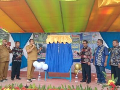Peresmian kantor cabang ke-61 itu ditandai dengan pembukaan tirai papan nama oleh Wakil Bupati Malaka, Hendri Melki Simu, didampingi Ketua Umum Kopdit Pintu Air, Yakobus Jano, jajaran pengurus, pengawas, serta manajemen kantor pusat.