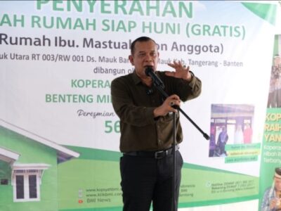 Penyerahan rumah dilakukan langsung oleh Presiden Direktur Koperasi BMI Group, Kambara. 
