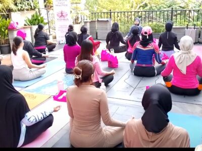 Svarnabumi Restaurant & Hotel berkolaborasi dengan komunitas yoga YOWA (Yogaholic Warrior) menggelar kegiatan olahraga yoga outdoor yang berlangsung di area terbuka Svarnabumi, Pondok Gede, Bekasi. Foto: Ist