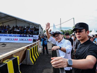 Zulhas menghadiri balap drifting nasional Indonesia Drift Series.