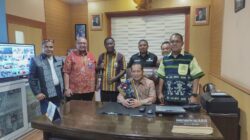 Menteri Koperasi Ferry Juliantono bersama Gubernur NTT Melki Laka Lena, Bupati Sikka, Dirut LPDB, serta keluarga besar KSP Kopdit Obor Mas di Maumere. Foto: Ist