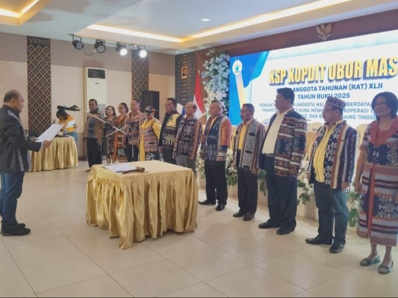 Kadiskop dan UMKM Provinsi NTT, Linus Lusi, melantik jajaran Pengurus dan Pengawas KSP Kopdit Obor Mas periode 2026–2029.
