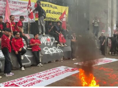 Peringatan “May Day” Diwarnai Demo di Depan Gedung DPR RI