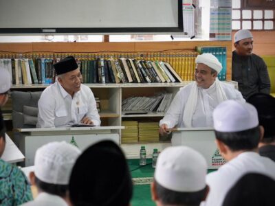 Temui Habib Rizieq, Menkop Ajak Pesantren Bangun Ekonomi Pancasila Lewat Koperasi