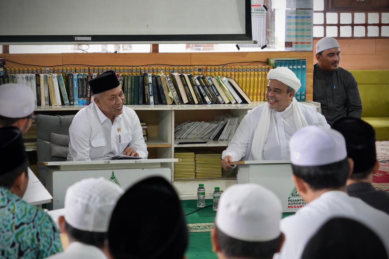 Temui Habib Rizieq, Menkop Ajak Pesantren Bangun Ekonomi Pancasila Lewat Koperasi