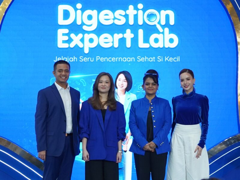 (ki-ka) Dokter Spesialis Anak dr. Miza Afrizal Azwir, Sp.A., BMedSci., MKes, Category Marketing Manager PTNestléIndonesia VeraGozali, Direktur PTNestléIndonesiaMrinaliniMankotia, danpenyanyisekaligus momAnggi Marito hadir pada sesi Press Conference yang menjadi bagian acara LACTOGROW Digestion Expert Labdi Jakarta. Sejalan dengan semangat Hari Kesehatan Pencernaan Sedunia, LACTOGROW mengajak orang tua memahami peran penting kesehatan pencernaan dalam penyerapan gizi sehingga tumbuh kembang anak bisa optimal. Foto: lactogrow