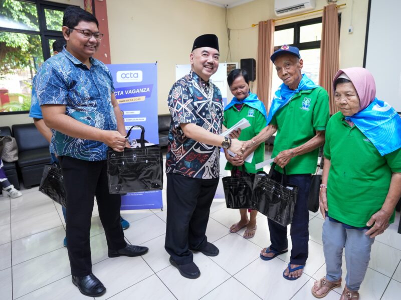 Octa Peduli berbagi kebahagiaan dengan lansia. Foto: Gema/peluangnews