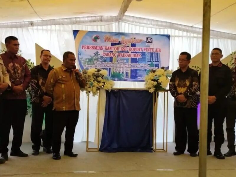 Yakobus Jano meresmikan Kantor Cabang Pembantu (KCP) KSP Kopdit Pintu Air Waikabubak beberapa waktu lalu. Foto: peluangnews