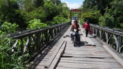 Jembatan terdampak gempa bumi.