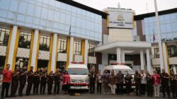 Bantuan ambulans diserahkan secara simbolis oleh PetroChina kepada Kepala Kejaksaan Tinggi Jambi, Sugeng Hariadi.