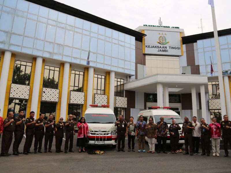 Bantuan ambulans diserahkan secara simbolis oleh PetroChina kepada Kepala Kejaksaan Tinggi Jambi, Sugeng Hariadi. 