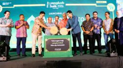 Direktur IT dan Digital Maybank Indonesia Bambang Andri Irawan (ketiga dari kiri) dan Group Managing Director dan CEO Muslim Pro Nafees Khundker (kelima dari kanan) bersama-sama memasukkan koin ‘Langkah Baik’ dengan disaksikan oleh President & Group CEO Maybank Dato’ Sri Khairussaleh Ramli, Chairman Maybank Islamic & Commissioner Maybank Indonesia Dato’ Zulkiflee Abbas Abdul Hamid, Presiden Direktur Maybank Indonesia Steffano Ridwan, dan jajaran manajemen dari kedua perusahaan.